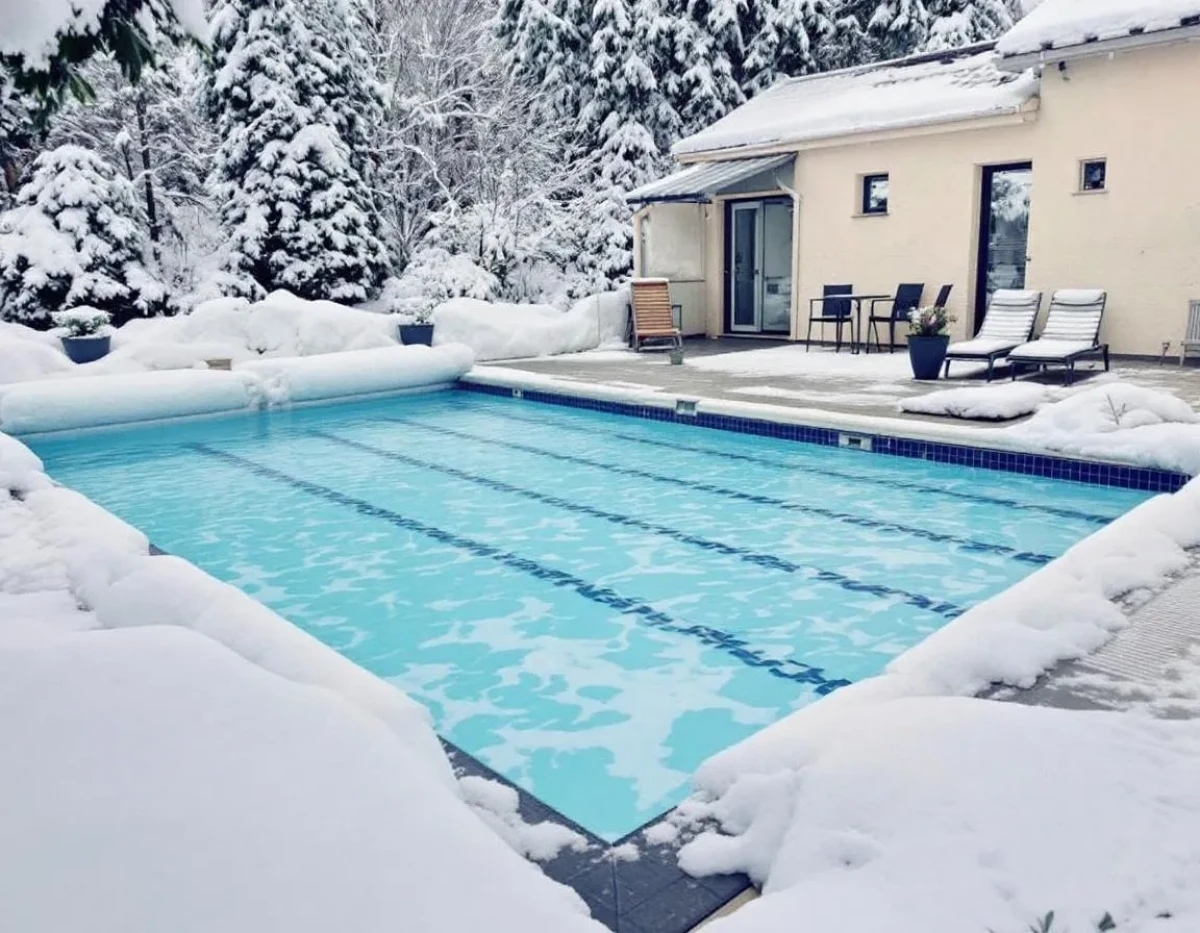 Hiverner votre piscine à débordement : Guide complet pour un entretien optimal en hiver